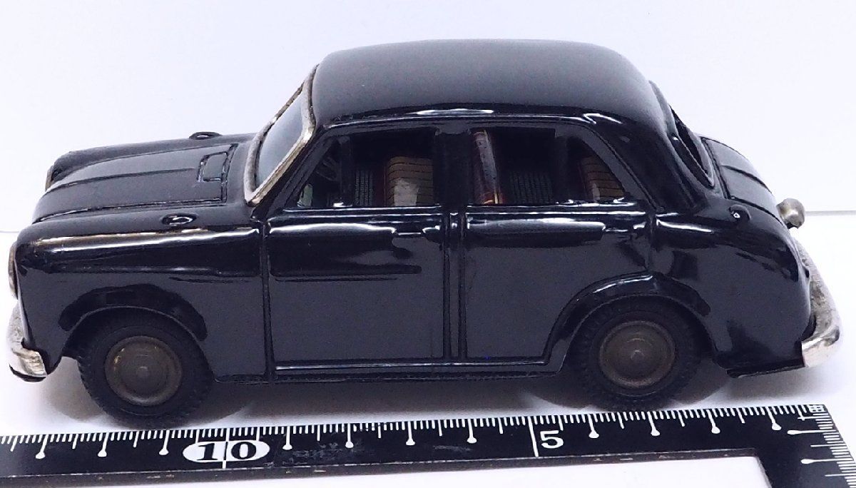 萬代屋【ダットサン セダン1000黄緑】ブリキtin toy car自動車