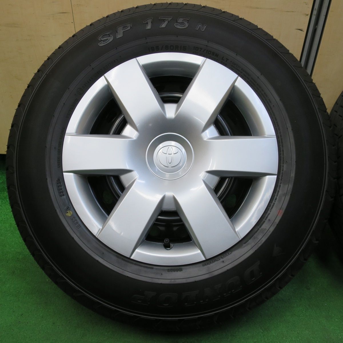 ハイエース新車外し 195/80R15 107/105N 2021年製 2本①