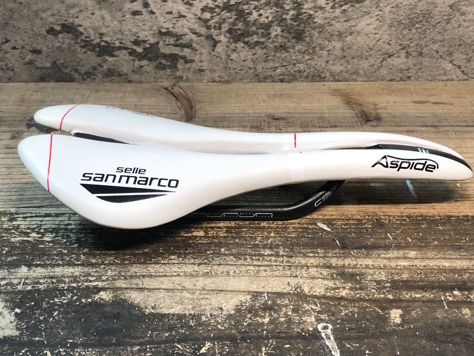 SUPERLEGGERA サドル