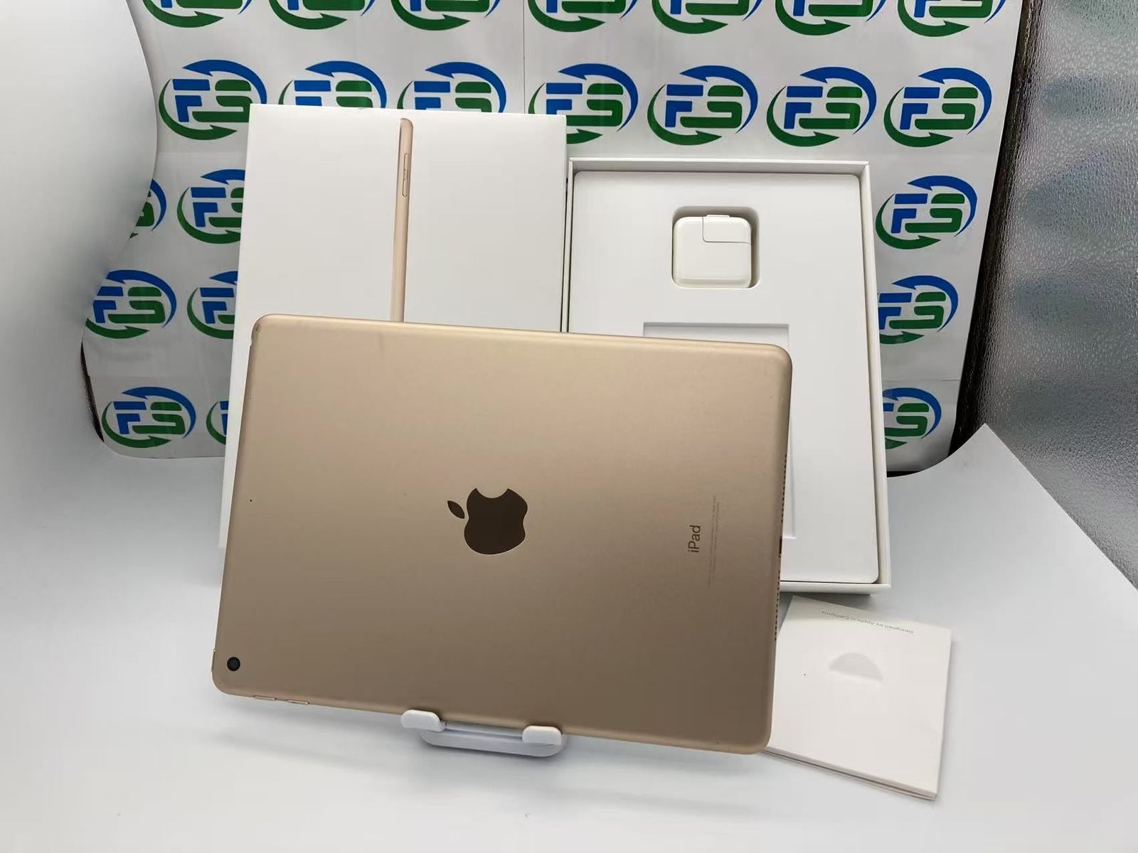 iPad 第五世代　ゴールド　32GB Wi-Fi 41RaHlRduTL.jpg_BO30,255,255,