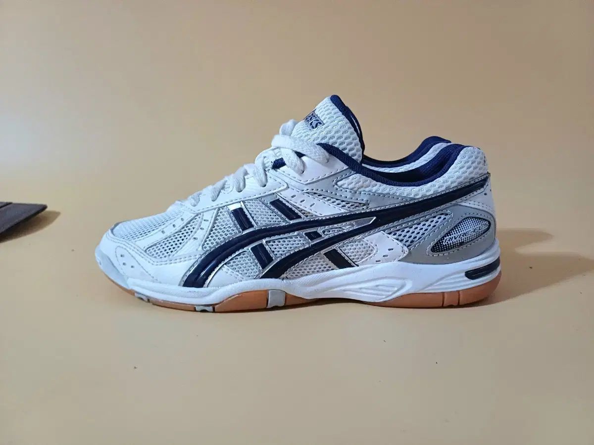 235 アシックス ロッテ リブレ cs スニーカーを販売しています