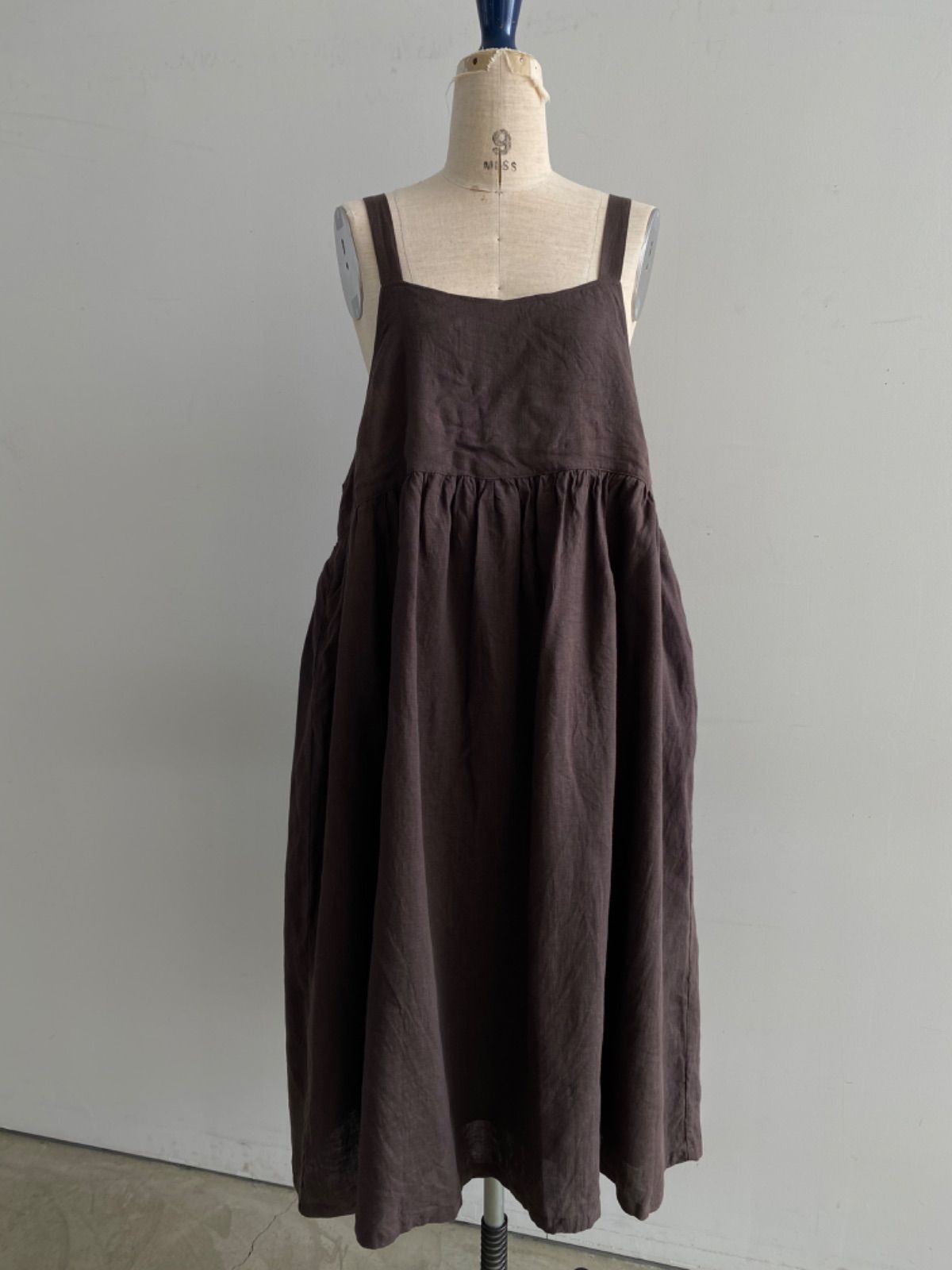 Anne number of 9 結局、年中着ていたエプロンワンピ-brown - メルカリ