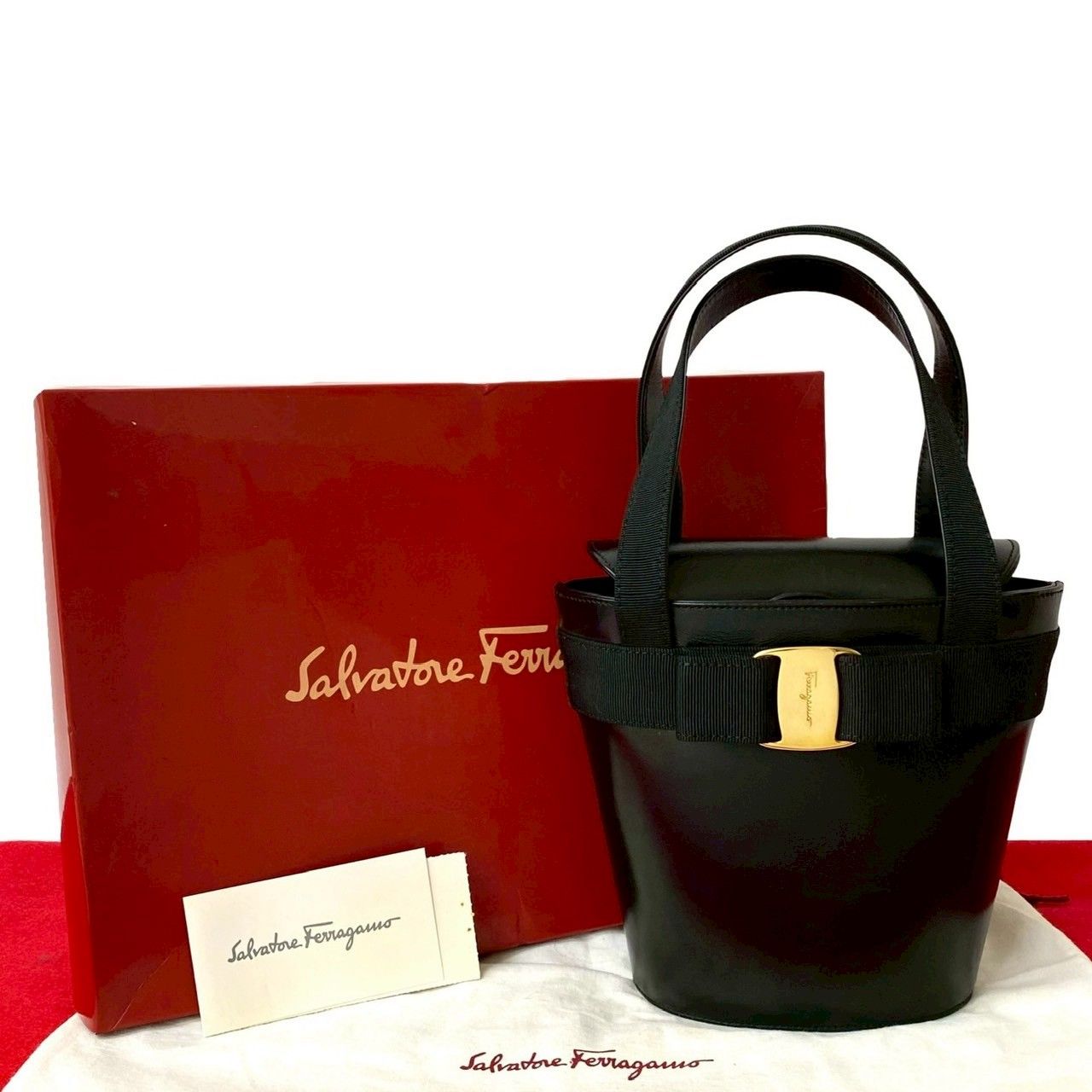 極 美品 サルバトーレフェラガモ ヴァラリボン金具 レザー 巾着 