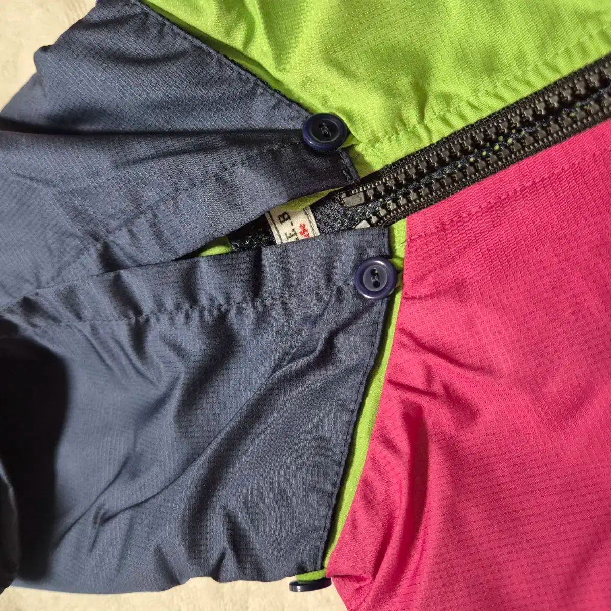 ブロック ウィンドブレーカー