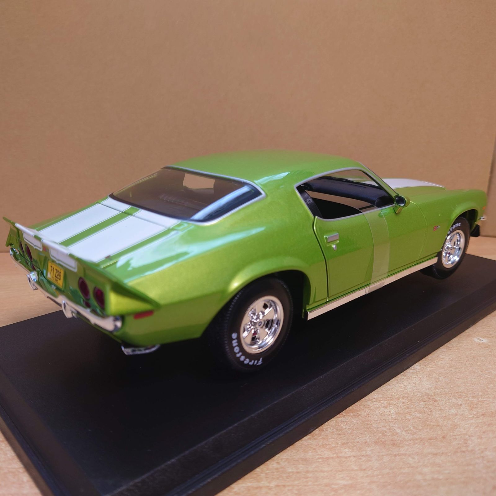2台セット1/18 シボレーカマロ グリーン & ダッジ・チャージャー
