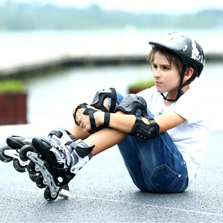 ジュニア用 インラインスケート 4点セット 【S ブラック 18〜20cm】簡単サイズ調整 黒 ジュニア用 インラインスケート 4点セット 【S ブラック 18〜20cm