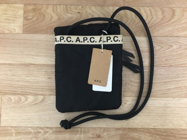 【中古】A.P.C. ｱｰﾍﾟｰｾｰ ﾊﾞｯｸﾞ ｼｮﾙﾀﾞｰ ｻｺｯｼｭ ﾛｺﾞ ﾌﾞﾗｯｸ  33868054