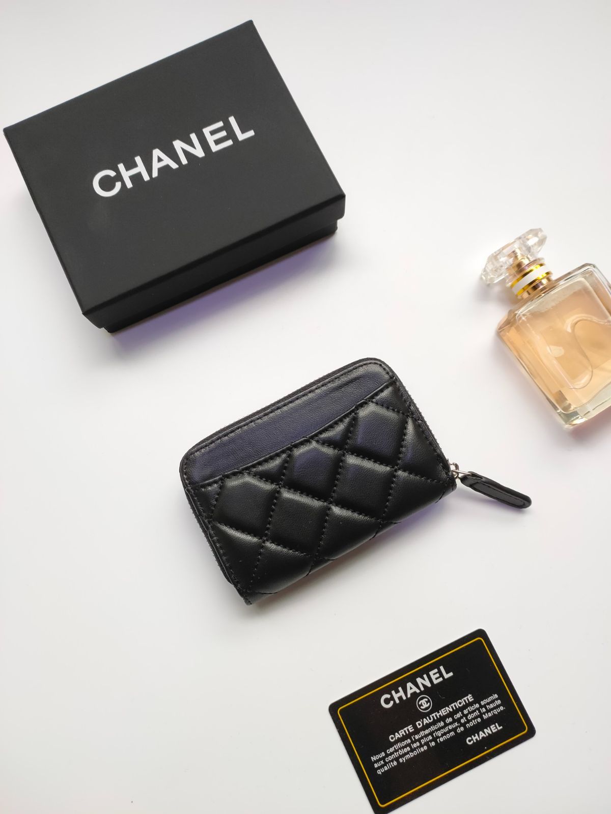 商品ページ [お値下げ中！] ♡ CHANEL シャネル 折り財布 二つ折り財布 ...