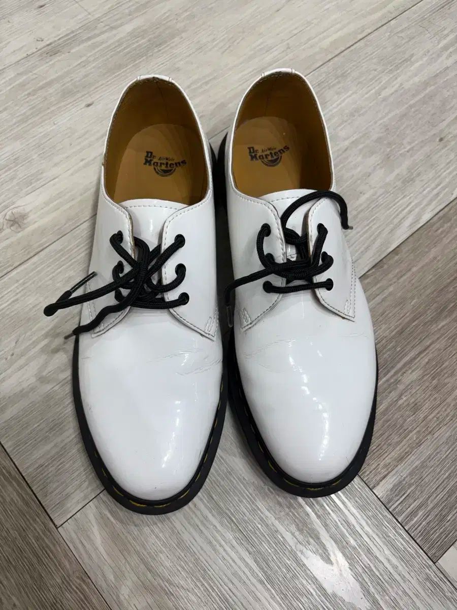 DR. MARTENS ドクターマーチン ペンダント 白 UK9