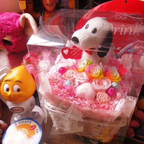  結婚記念日 プレゼント スヌーピー入り 花 アンティーク スヌーピーぬいぐるみ レインボーローズ プリザーブドフラワー入りギフト ケース付き スヌーピー種類はおまかせ プリザーブドフラワーアレンジメント フラワーアレンジメント