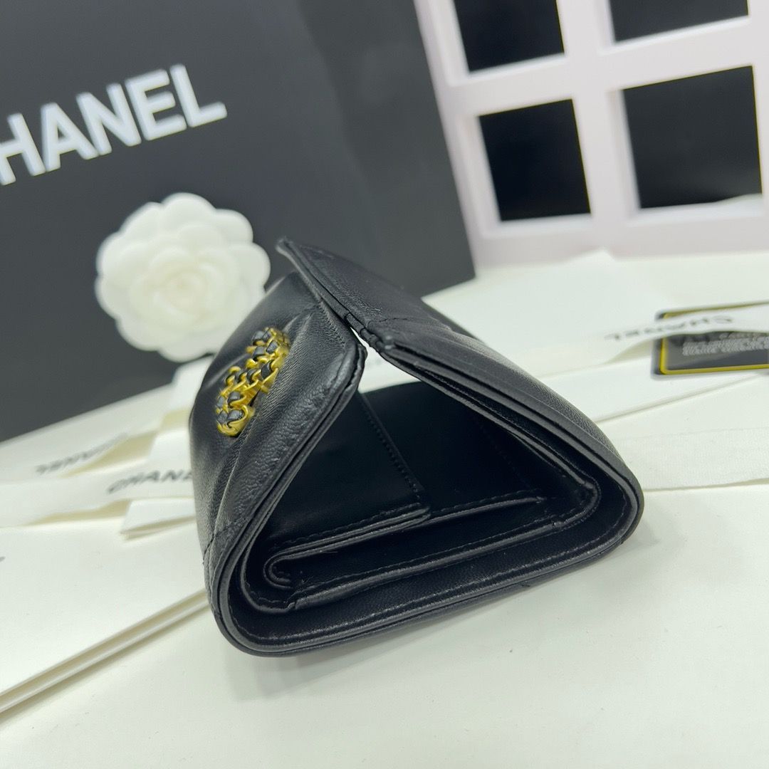 CHANEL シャネル　19 ディズヌフ　三つ折り　財布