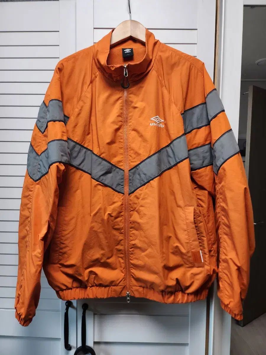 お値下げ、umbro ウィンドブレーカーM 美品 UMBRO アンブロ メンズ ウィンドブレーカー ダークグレー M