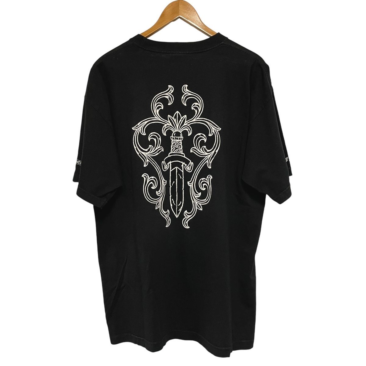 中古】 CHROME HEARTS クロムハーツ マックスフィールド ヴァインダガー Tシャツ ロゴ スクロールラベル ポケット 半袖 カットソー  トップス サイズXL max field VINE DAGGER Tee ヴィンテージ 24011842 AO - メルカリ