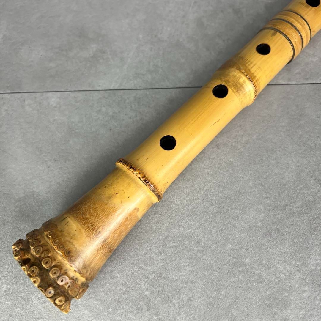 【在庫限りの大特価】 人気 尺八 琴古流 バチ型 銘あり 竹治 1印 銀三線 1尺8寸 5孔 和楽器 25M9250TR0005-22