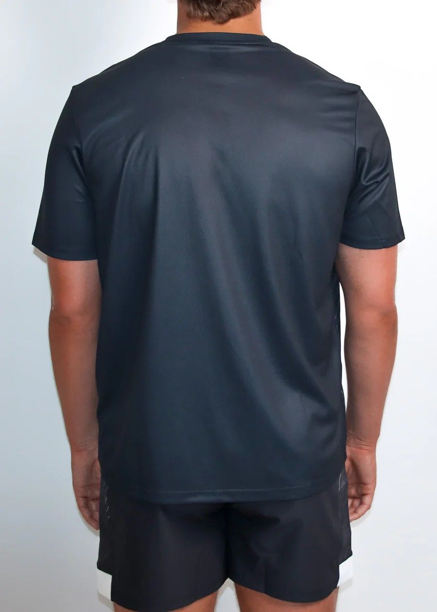 送料無料 匿名配送 カストレ エクセター チーフス 2025|26 トレーニングTシャツ メンズ ブラック 黒 公式モデル 日本未発売