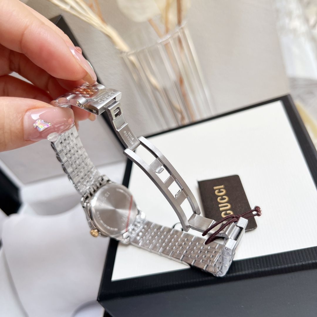 です 男女3色の腕時計です