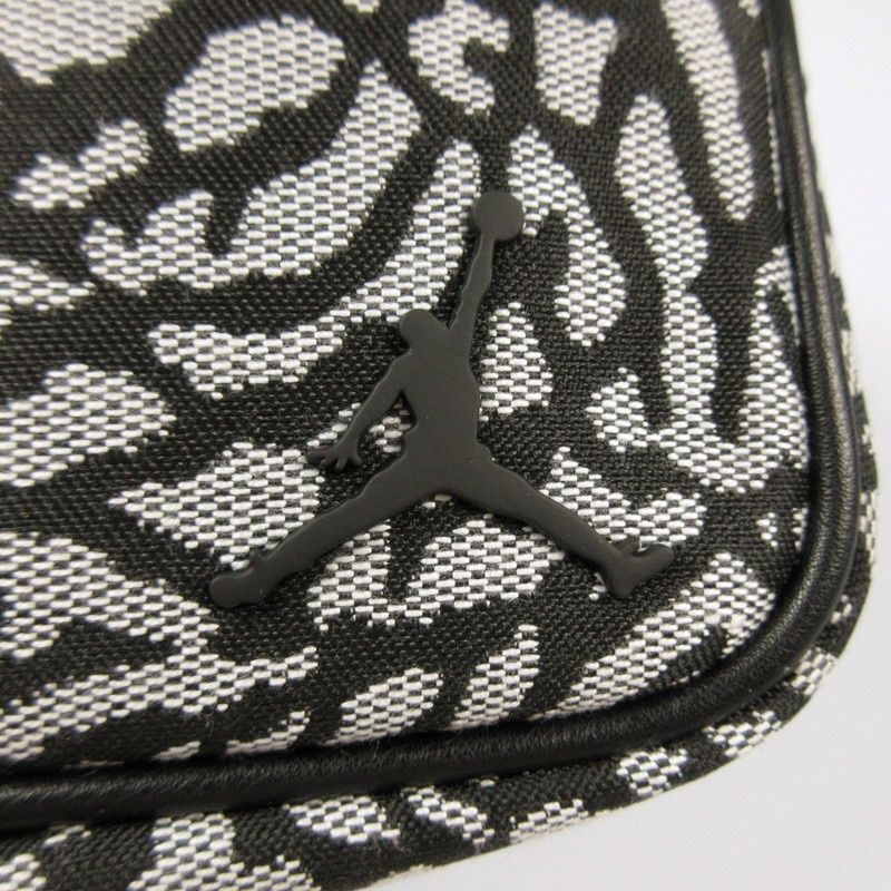 【姫路東店】 中古 NIKE | ナイキ ショルダーバッグ IZON CAMERA BAG HV1620-010 【121】 姫路東店】 中古 NIKE | ナイキ ショルダーバッグ IZON CAMERA BAG