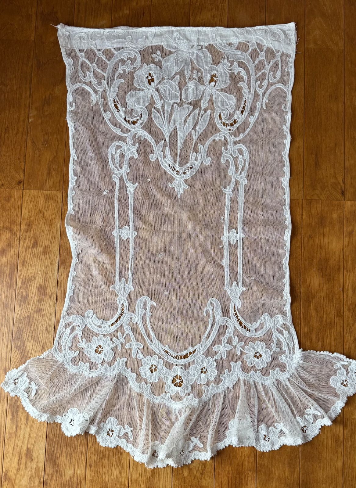 小窓用フリル裾の古いプティチュール