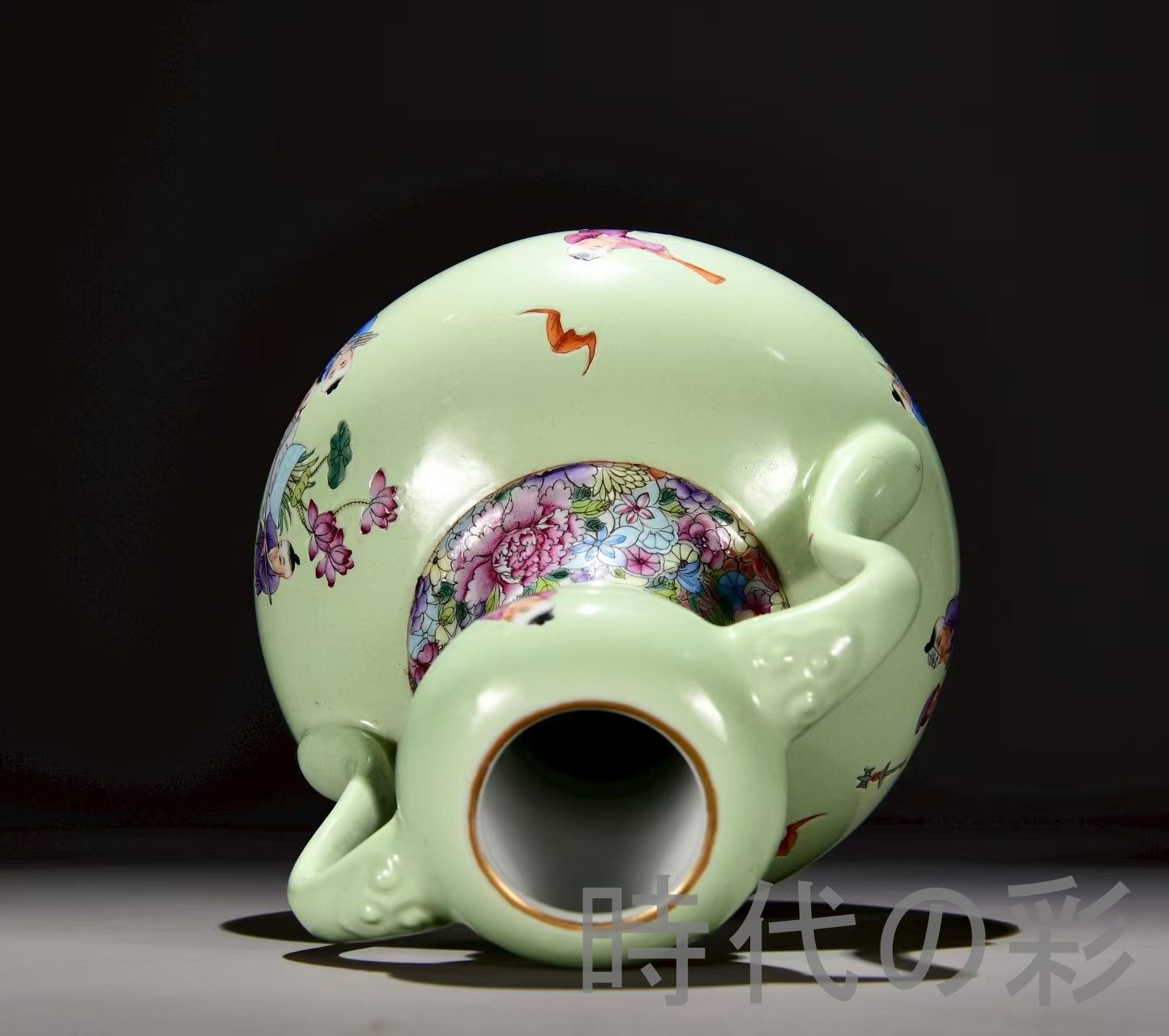 中国古美術 清・乾隆年製 緑地粉彩 春遊図 如意耳 蒜頭瓶 壺 花瓶