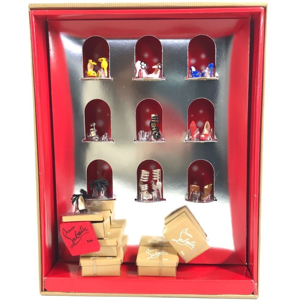 Christian Louboutin - クリスチャンルブタン Christian Louboutin シューズコレクション バービー Barbie コラボ ハイヒール 靴 インテリア 置物 オブジェ プラスチック マルチカラー ルブタンデザインの限定バービー人形。 | Vogue Japan