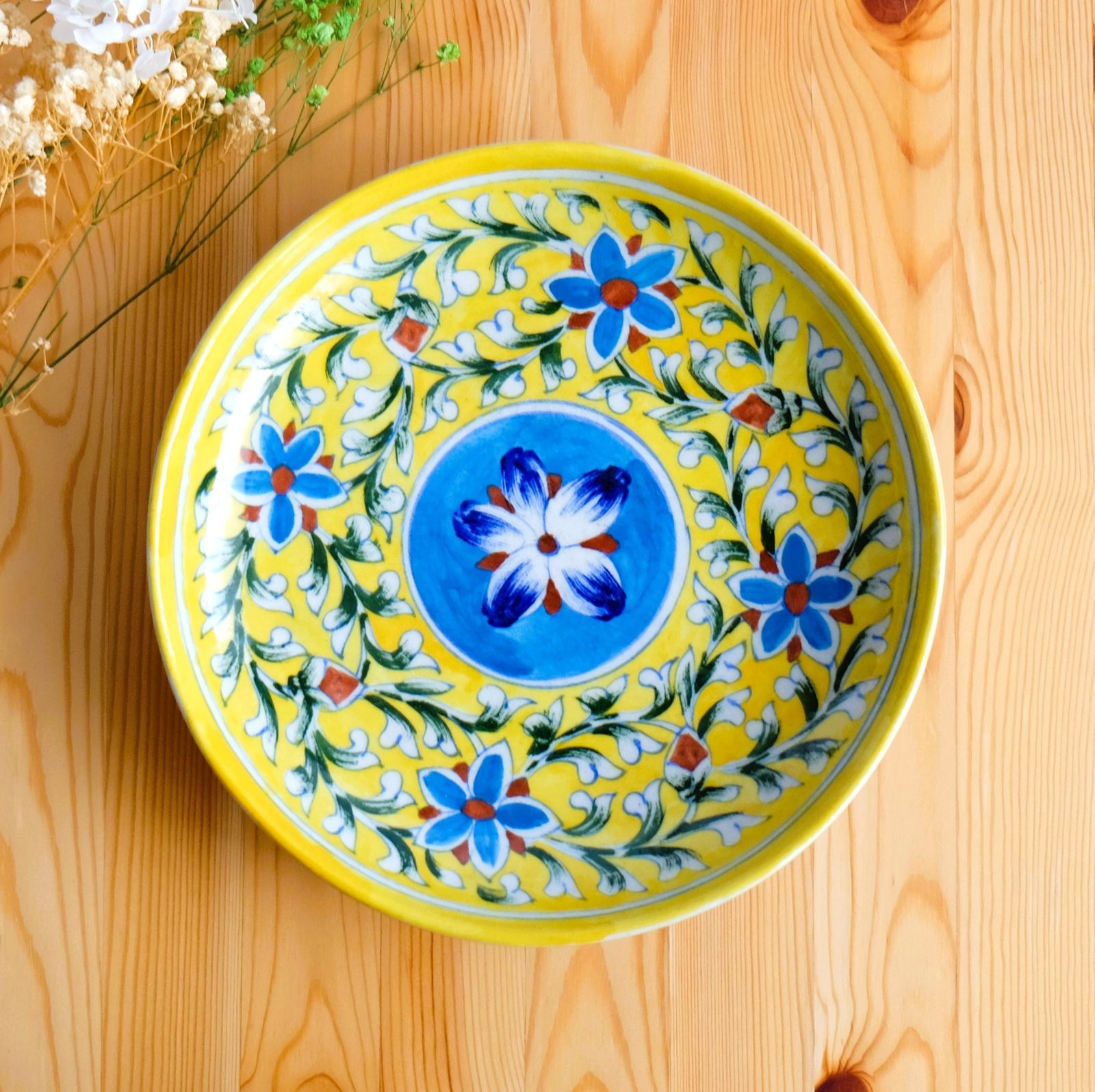 青い花柄の黄色い陶器皿 青い花柄の黄色い陶器皿