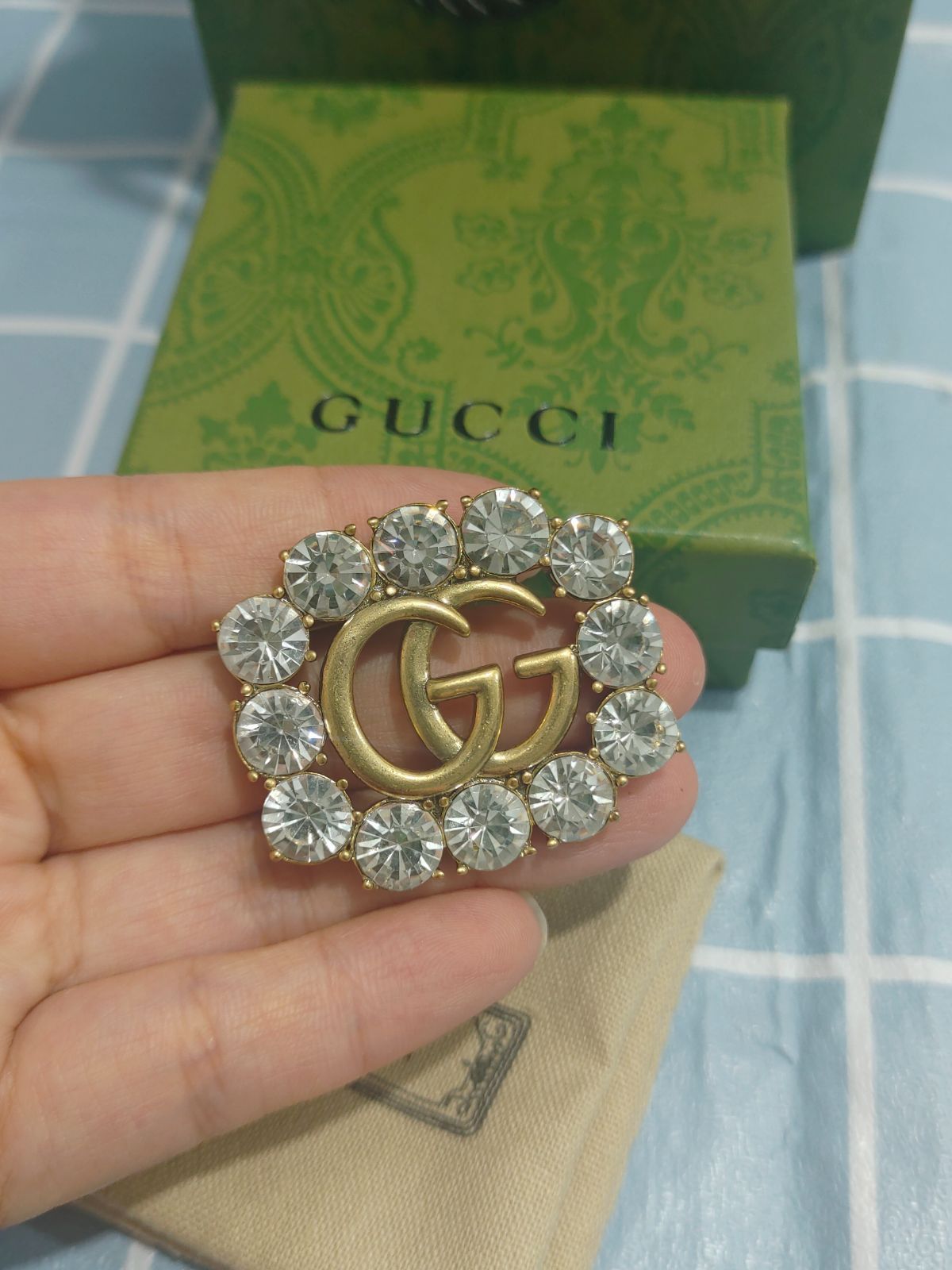 SALE～Gucci(グッチ) ブローチ　アクセサリー　送料無料❗箱付き✨新品✨即購入可✨GG柄 ラインストーン