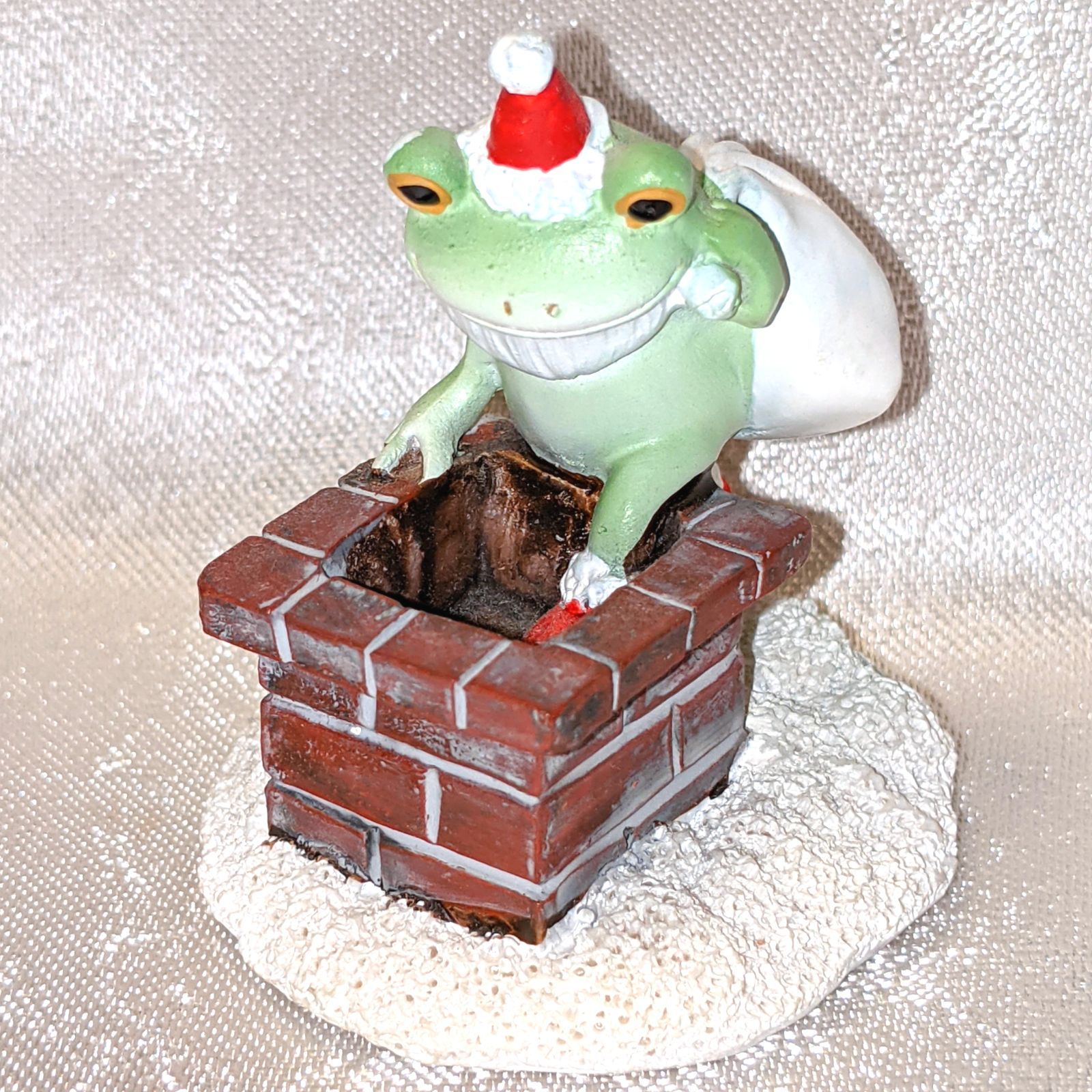 コポー 新品 クリスマス カエル サンタ フィギュア 置物  煙突から‥
