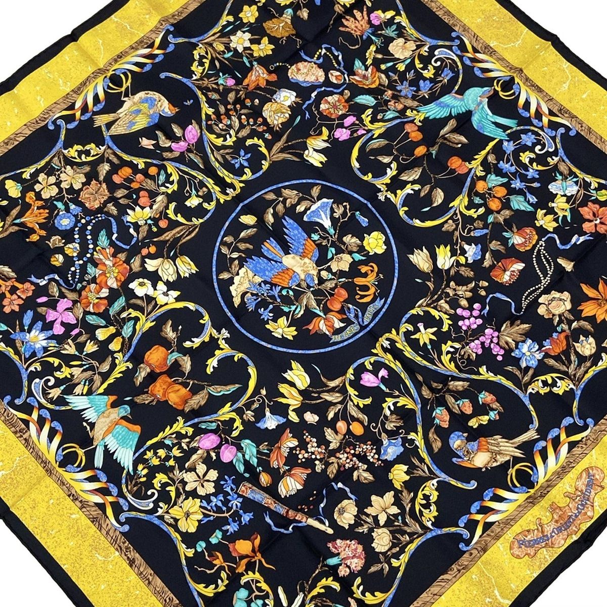 HERMES エルメス スカーフ カレ90 黒×イエロー×マルチ PiERRES d ORiENT et d OCCiDENT|東洋の石と西洋の石細工