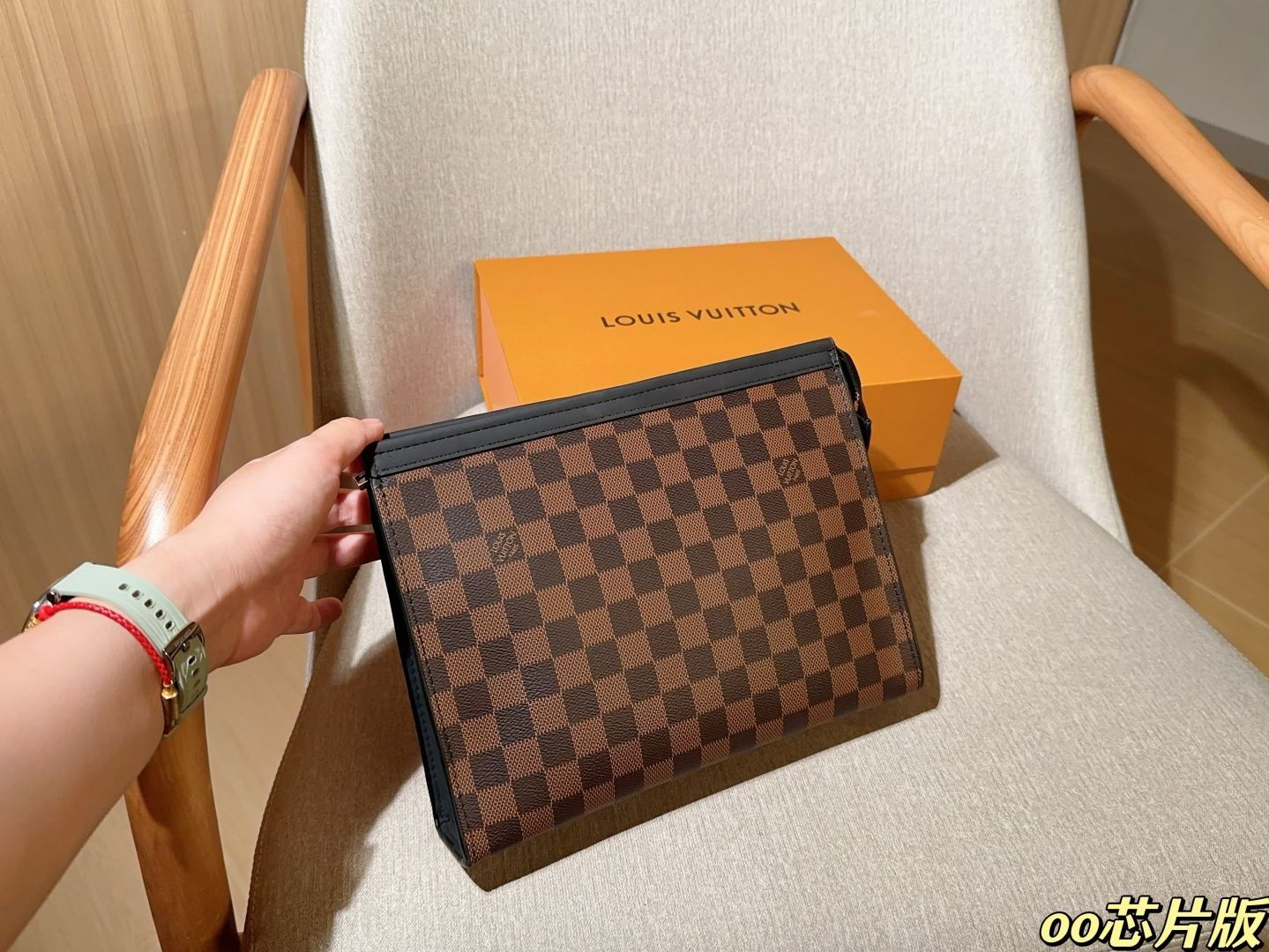 💰960 チップ版 LVルイヴィトン 茶色の碁盤目手にバッグを持って