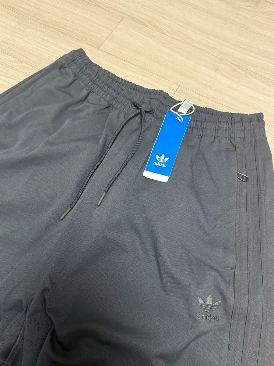adidas アディダス パラシュート IY2075