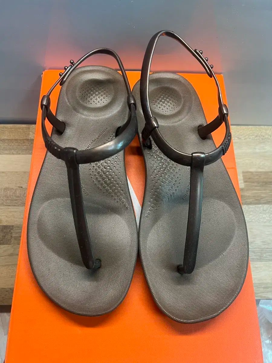FITFLOP フィットフロップ アイクッション T ストラップ 37 US6 235 度