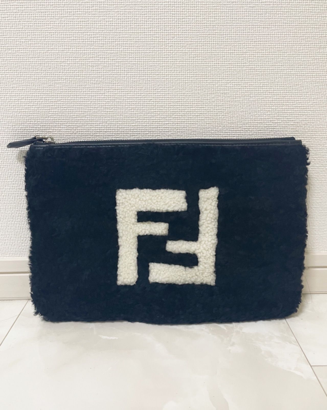 FENDI フェンディ クラッチバッグ ポーチ ロゴ ファー ブラック - メルカリ