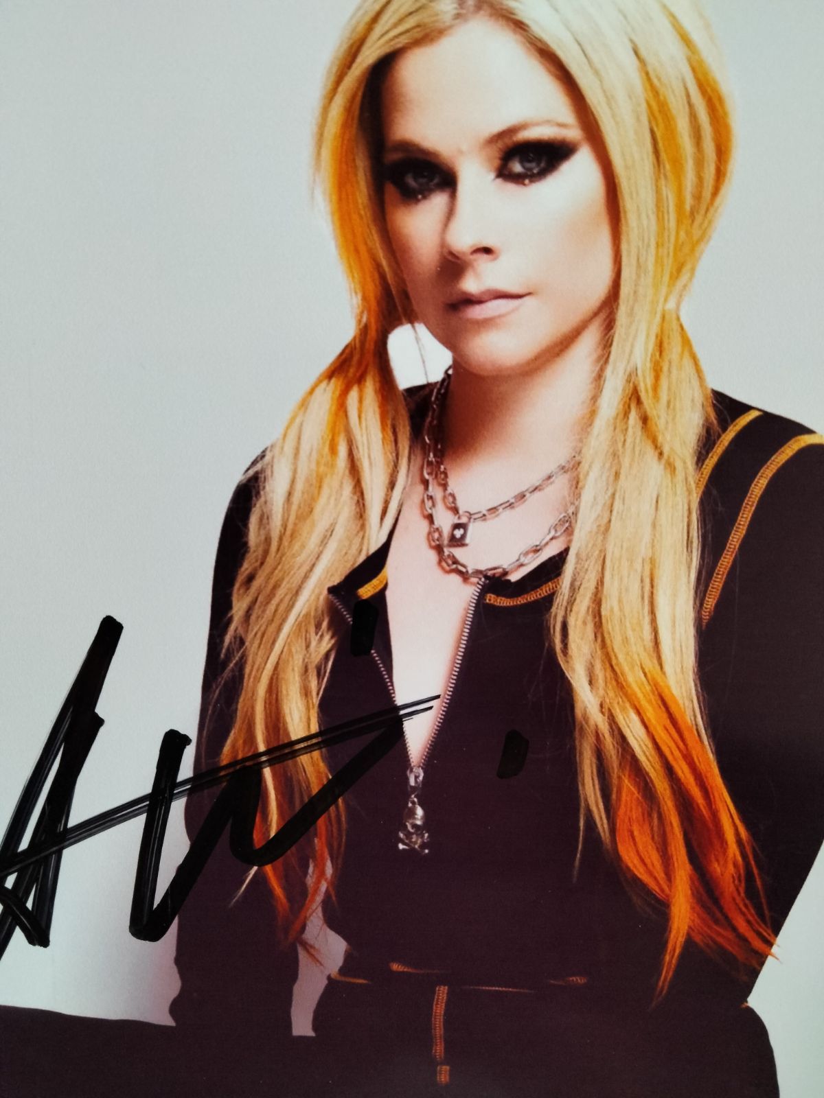 アヴリル・ラヴィーン直筆サイン入り2Lサイズ写真‥Avril Lavigne