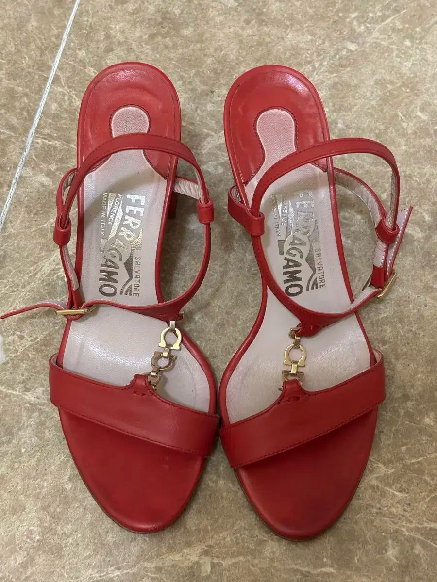 FERRAGAMO フェラガモ レッド サンダル ヒール
