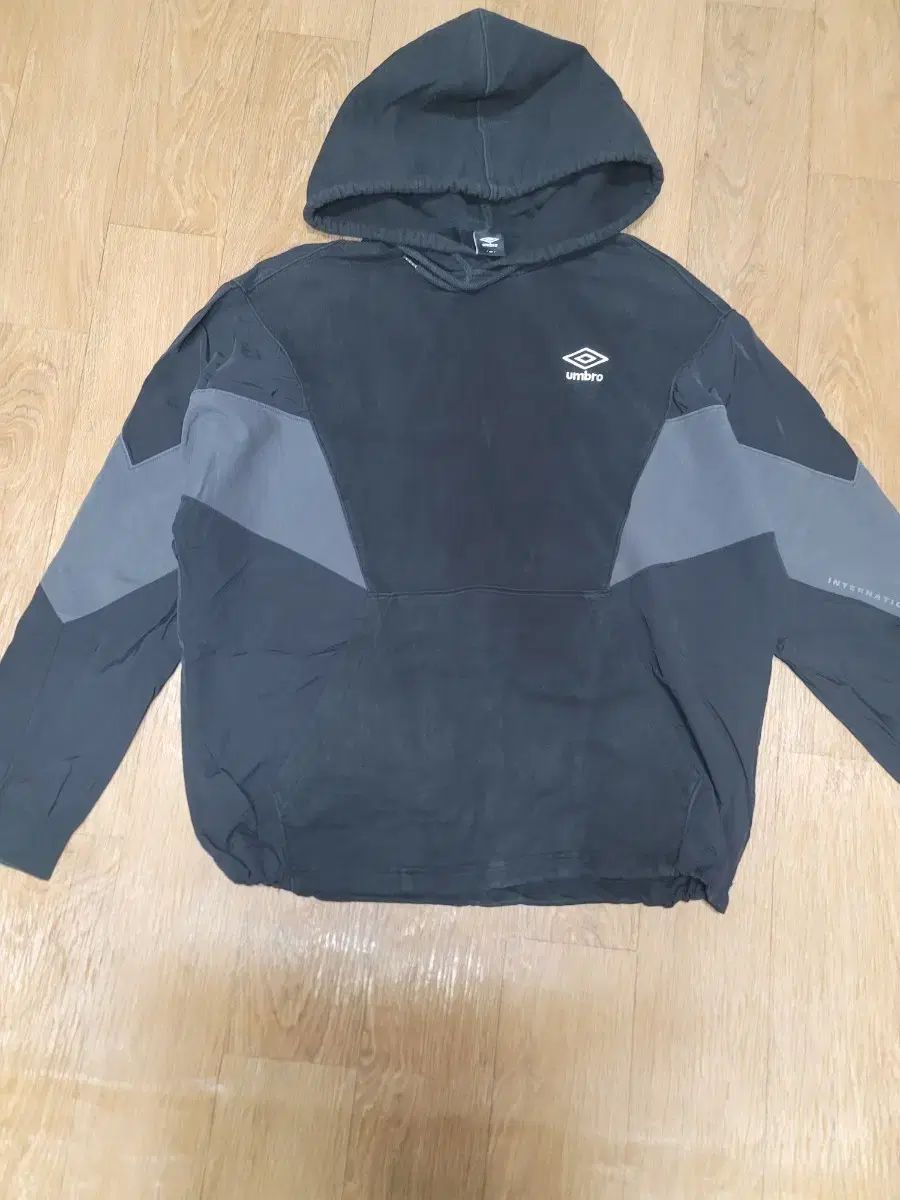 100 umbro(アンブロ) フード付きTシャツ