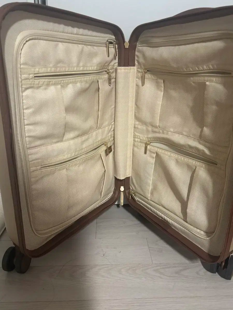 スイットスイット キャリアー 20インチ 機内 用 モックネック ニット