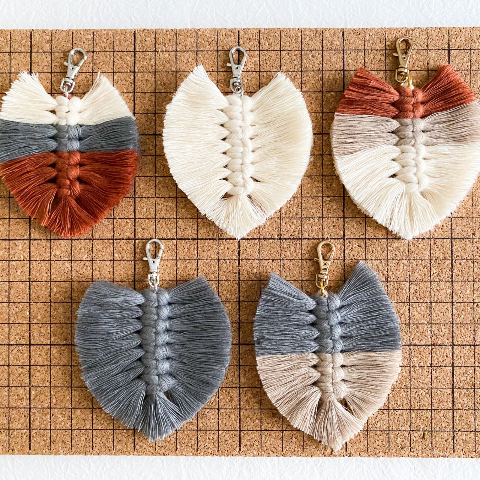 マクラメ　フェザー　キーホルダー 大きなマクラメフェザーキーホルダー/アクセサリー - Etsy 日本