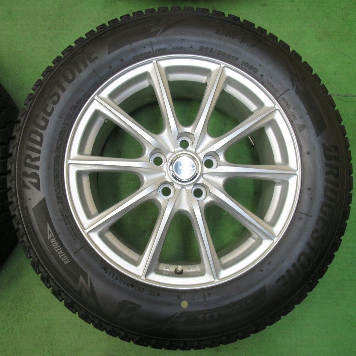 □バリ溝 2019年製 ブリヂストン DM-V3 225/65R17 スタッドレス 17 