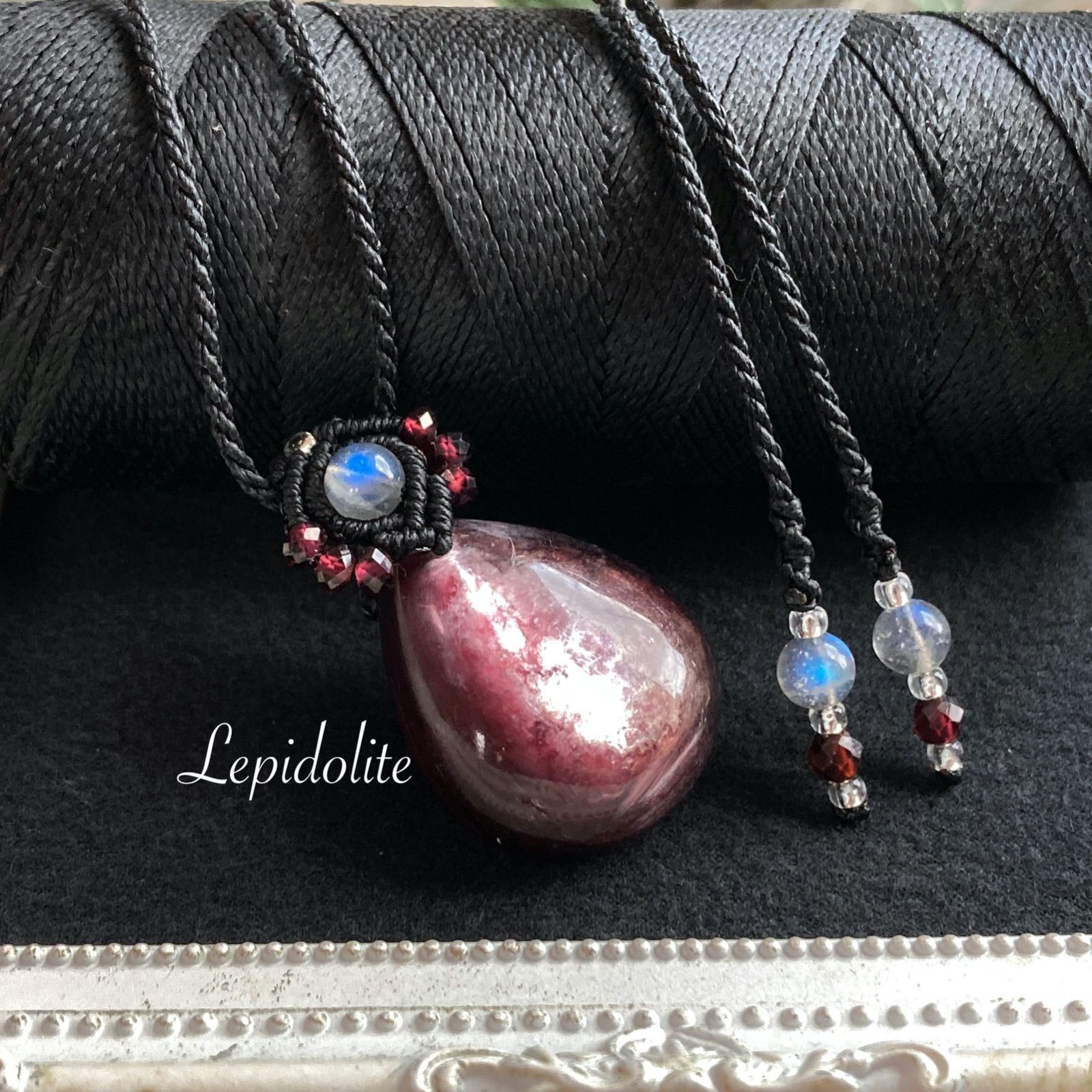 レピドライト＆ガーネットのマクラメ編みネックレス　ペンダント　天然石 レピドライト＆ガーネットのマクラメ編みネックレス ペンダント 天然石