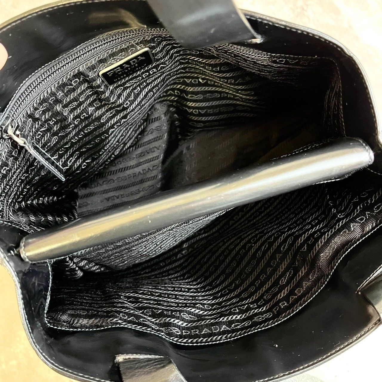 ✨良品✨PRADA プラダ ハンドバッグ トートバッグ ロゴ型押し ✨良品✨PRADA プラダ ハンドバッグ トートバッグ ロゴ型押し
