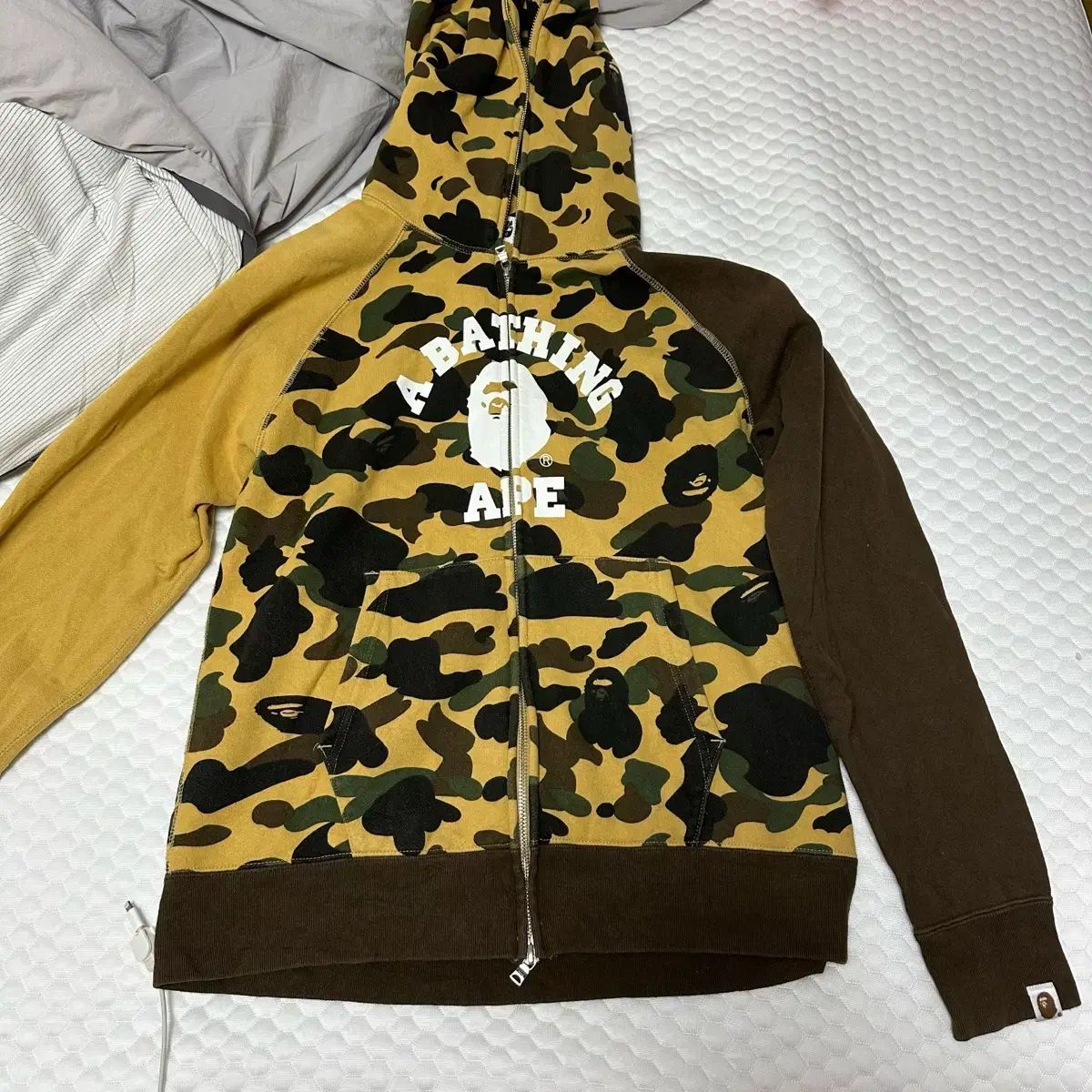 A BATHING APE アベイシングエイプ 最初 カモフラージュ 狂った カレッジ フール ジップアップパーカー フード付き 黄色 黄渓区 bape