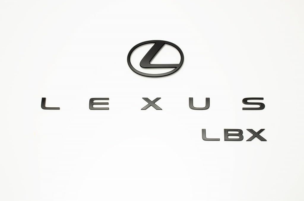 Grazio-Co. レクサスLBX リヤLEXUSロゴ マットブラック FFCRYSTALESIA_COM