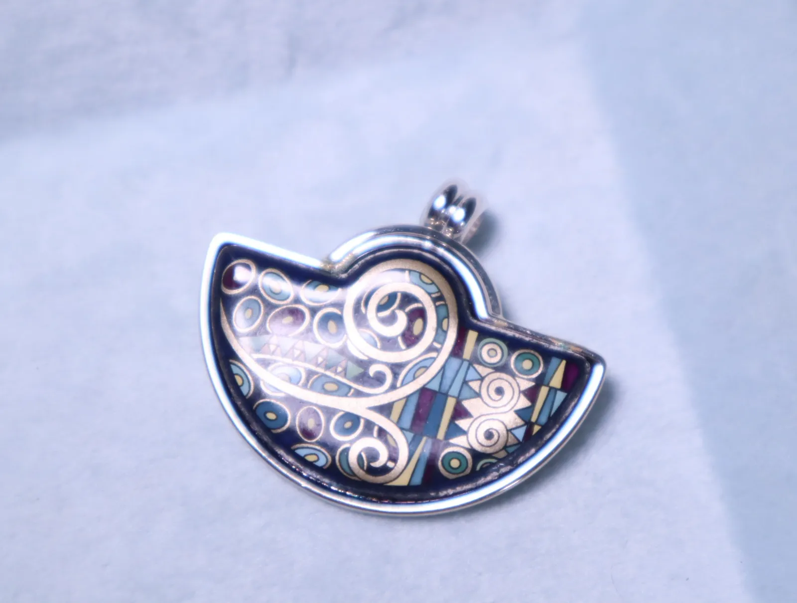 フライヴィレ Frey Wille ハーフムーン ネックレス 幾何学柄 フライヴィレ Frey Wille ハーフムーン ネックレス 幾何学柄