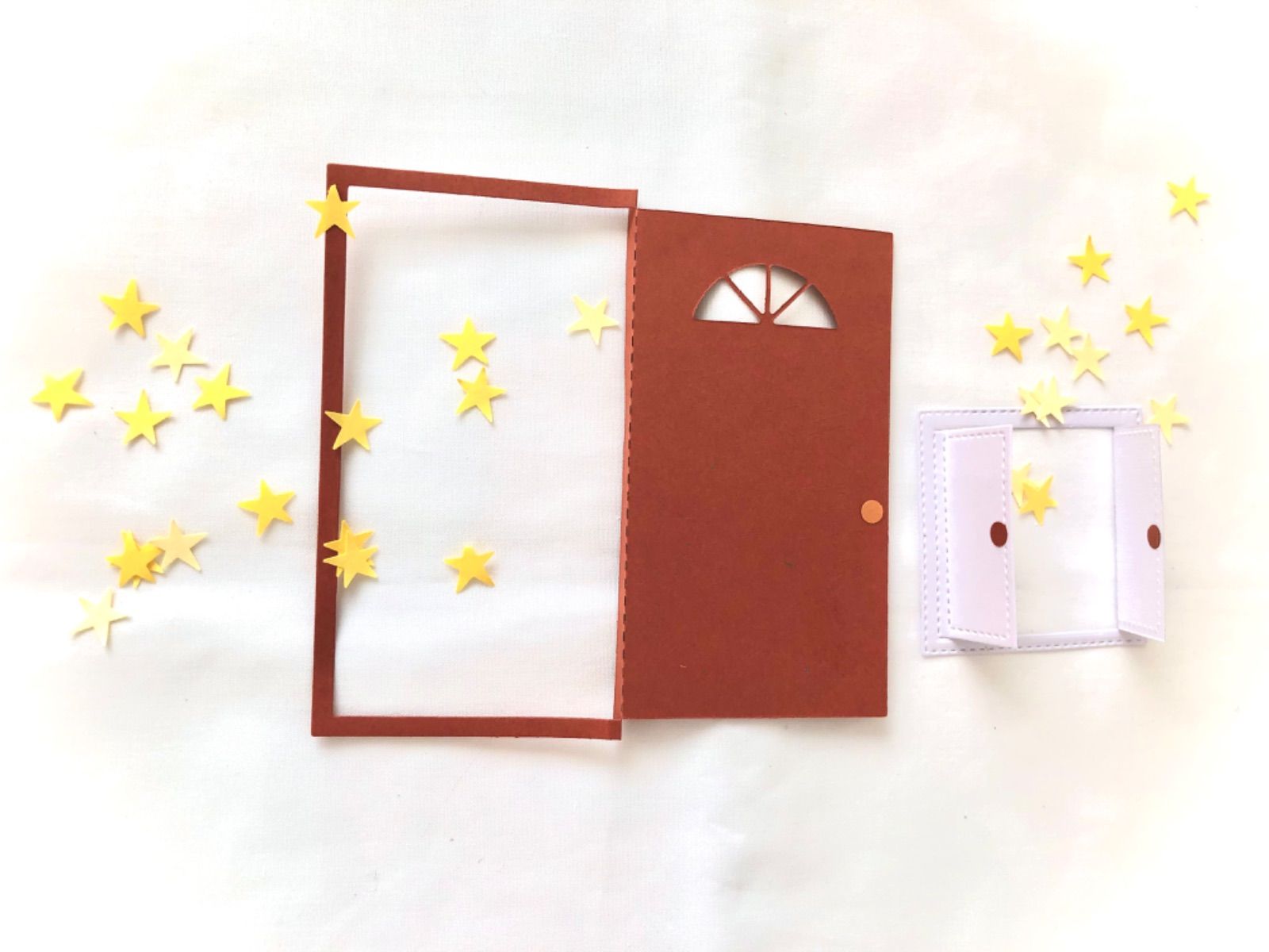 メルカリshops アルバムなどに 開く仕掛け 画用紙deドア 窓 星