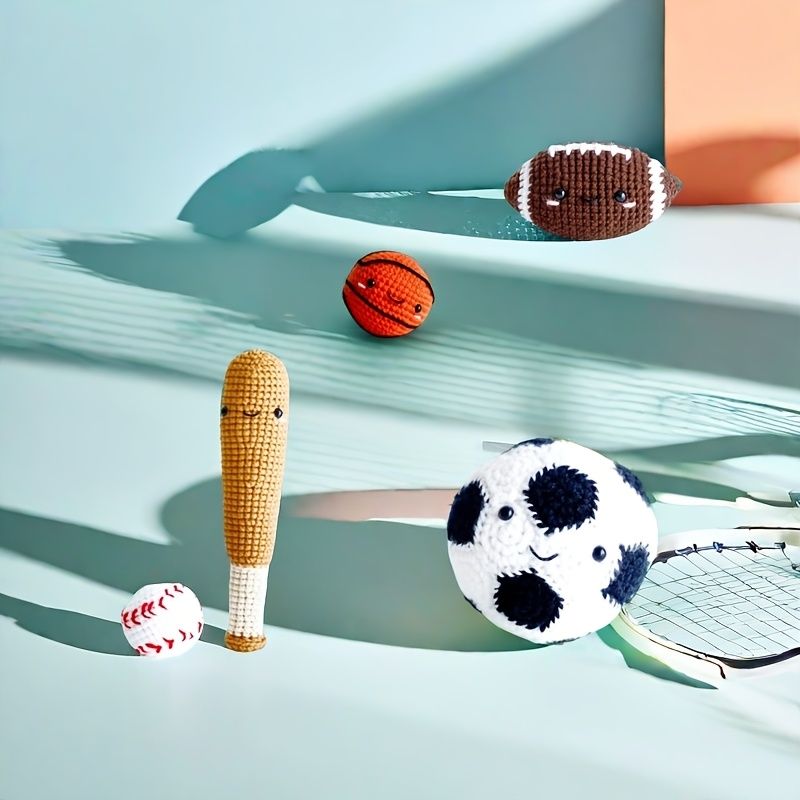 DIYスポーツファンかぎ針編みキット - 初心者向け、コーン、ラグビー、バスケットボール、サッカーボールのパターン付き | かぎ針、マーカークラスプ、縫い針などが含まれています | オールシーズン対応のマルチカラーファブリック | スポーツ愛好家への理想的な