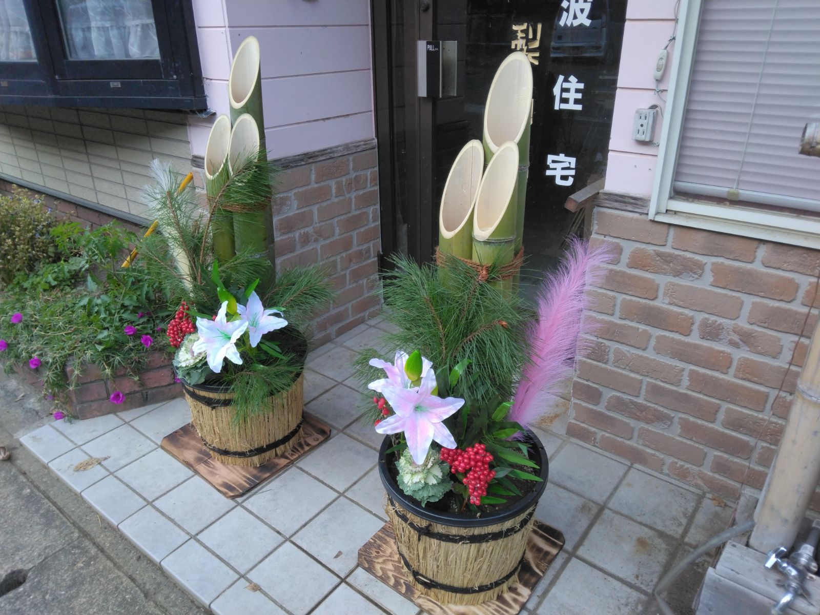 門松 正月飾り 青太竹・直径8㎝前後3本。生松（生）・葉ぼたん（生花