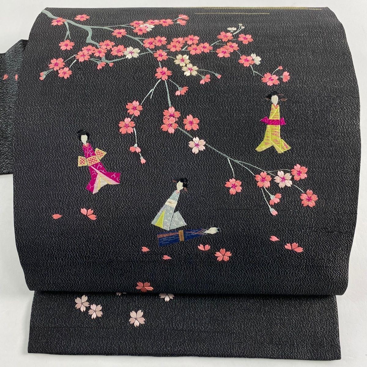最終お値引き！正絹 豪華刺繍　名古屋帯 朱色 青海波 新品 名古屋帯 美品 優品 紙人形 桜 刺繍 箔 黒 正絹 【中古】 - メルカリ