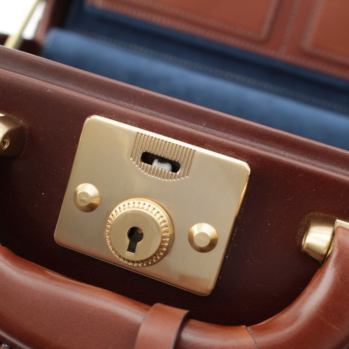 ココマイスター レザー プルキャラック・ハーフムーン  