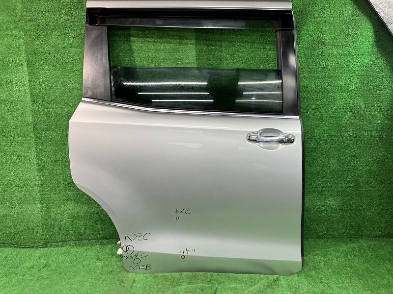 エスクァイア ZRR85G 右リアドア XI 4WD 7人 ニホンイタ M31Q8 67003-28630 1F7