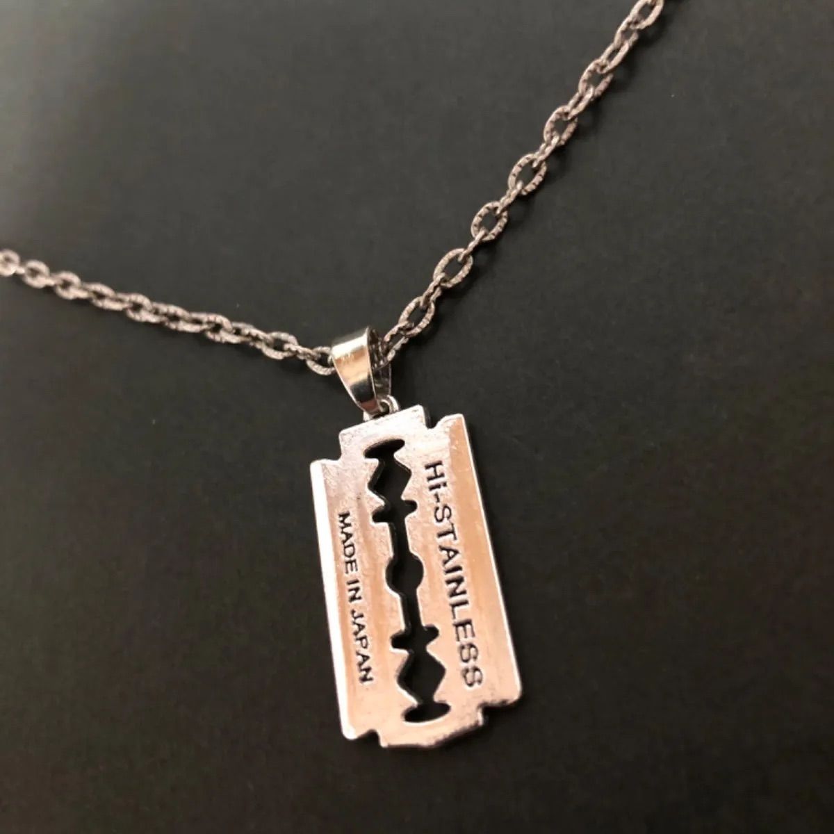 シルバーカラーのカミソリモチーフのプレートネックレス⭕️商品説明 